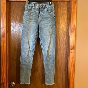 American Eagle size 2 Long “mom jean”